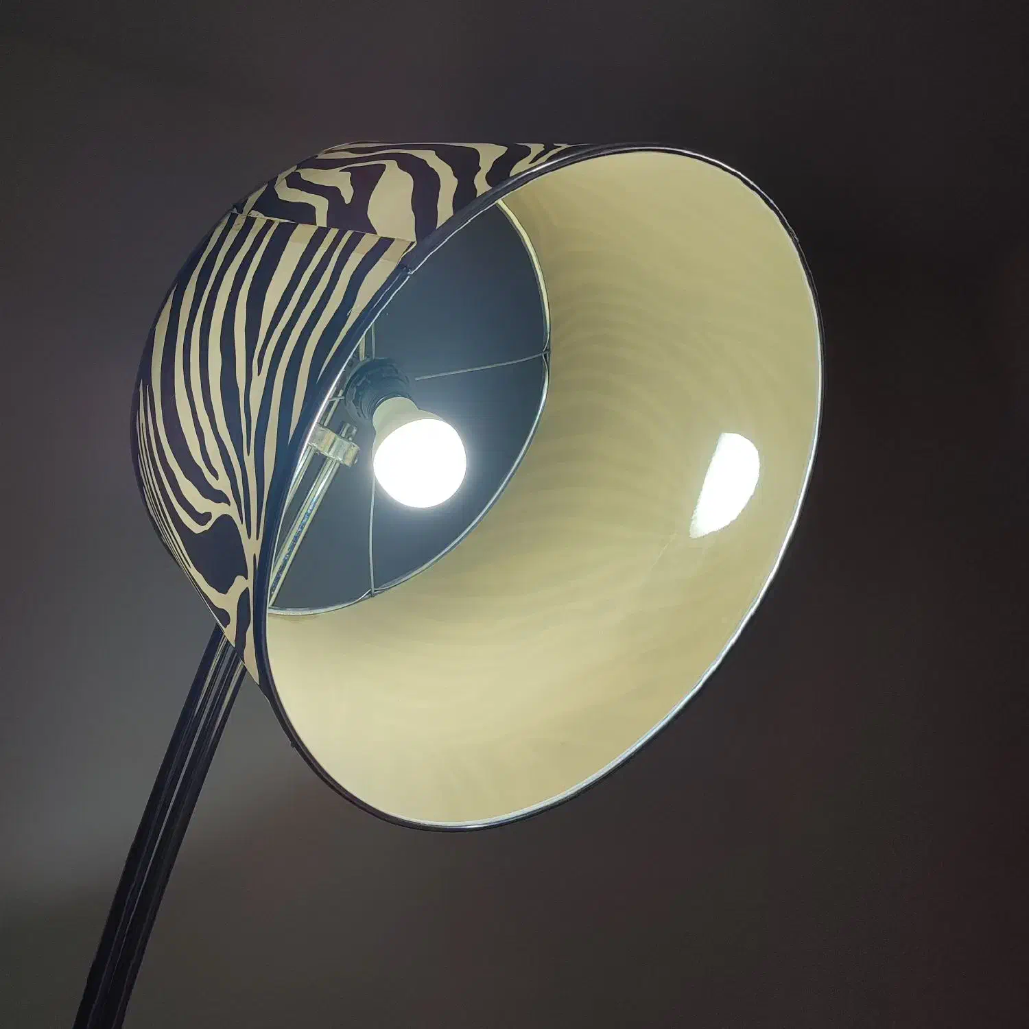 آباژور کلاسیک طرح زیبا|چراغ خواب و آباژور|پرند, فاز ۵|دیوار