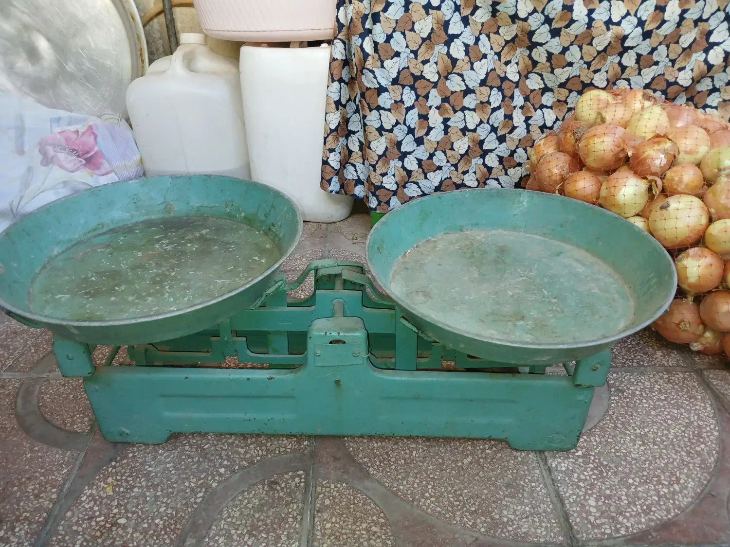 دو عدد وان با پایه و یک ترازو|فروشگاه و مغازه|همدان, |دیوار