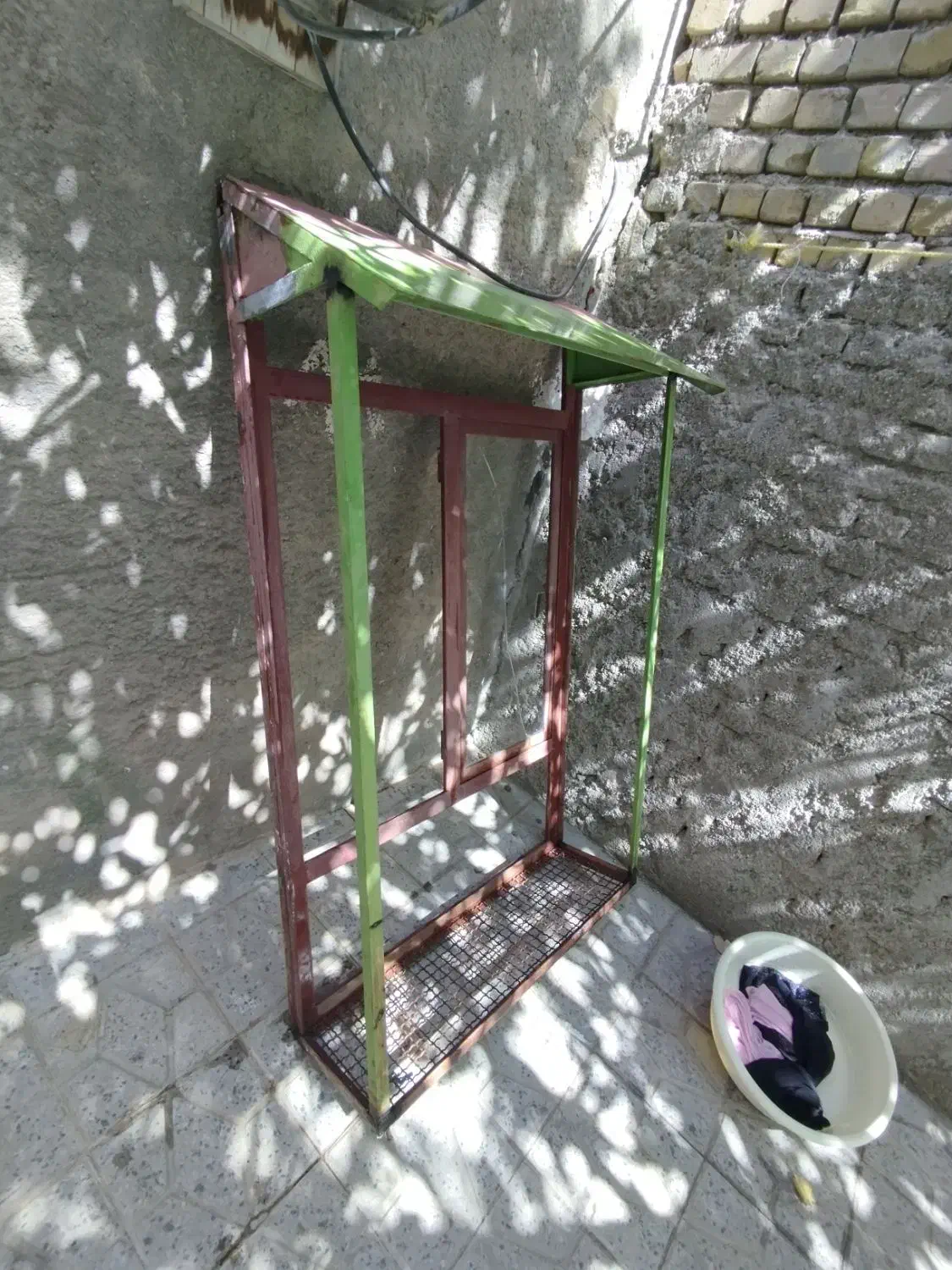 پنجره دو طرفع|بندرخت و رخت‌آویز|بروجرد, |دیوار