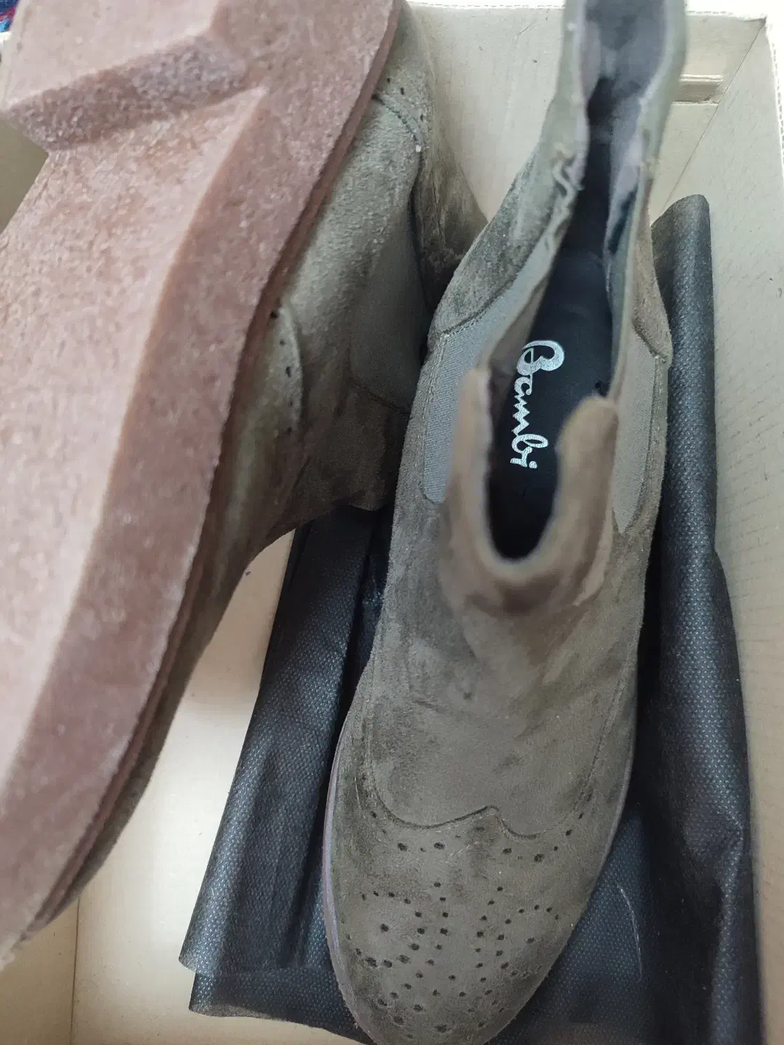 نیم بوت|کیف، کفش، کمربند|رشت, منظریه|دیوار