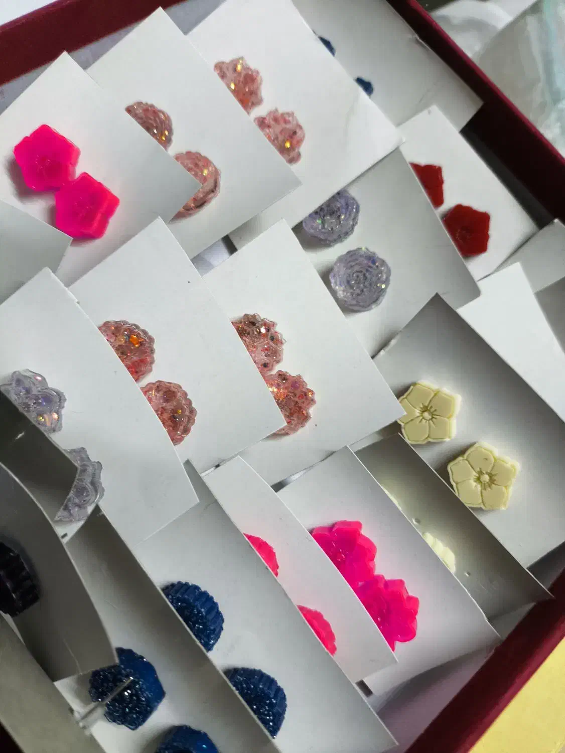 گوشواره رزینی عمده|بدلیجات|اصفهان, برازنده|دیوار