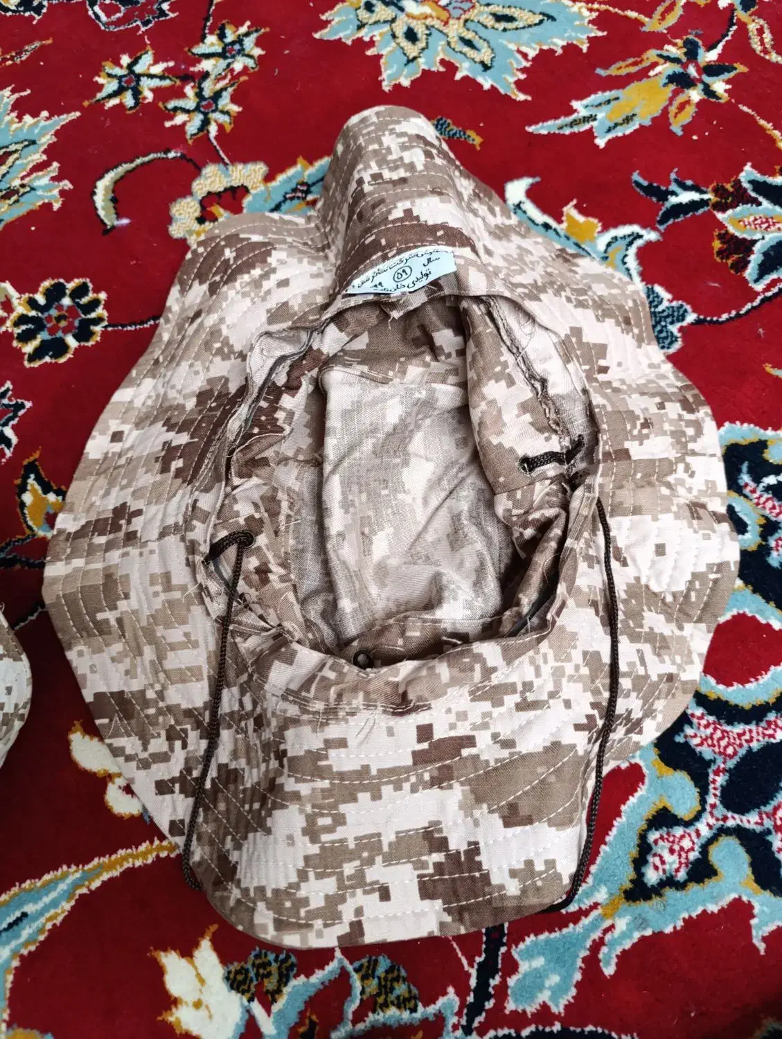 دوتا کلاه آفتابی|لباس|خاش, |دیوار