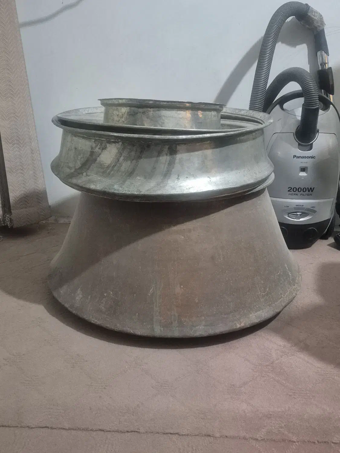 دیگ و ظروف مسی|کلکسیون اشیاء عتیقه|قم, شاه سید علی|دیوار