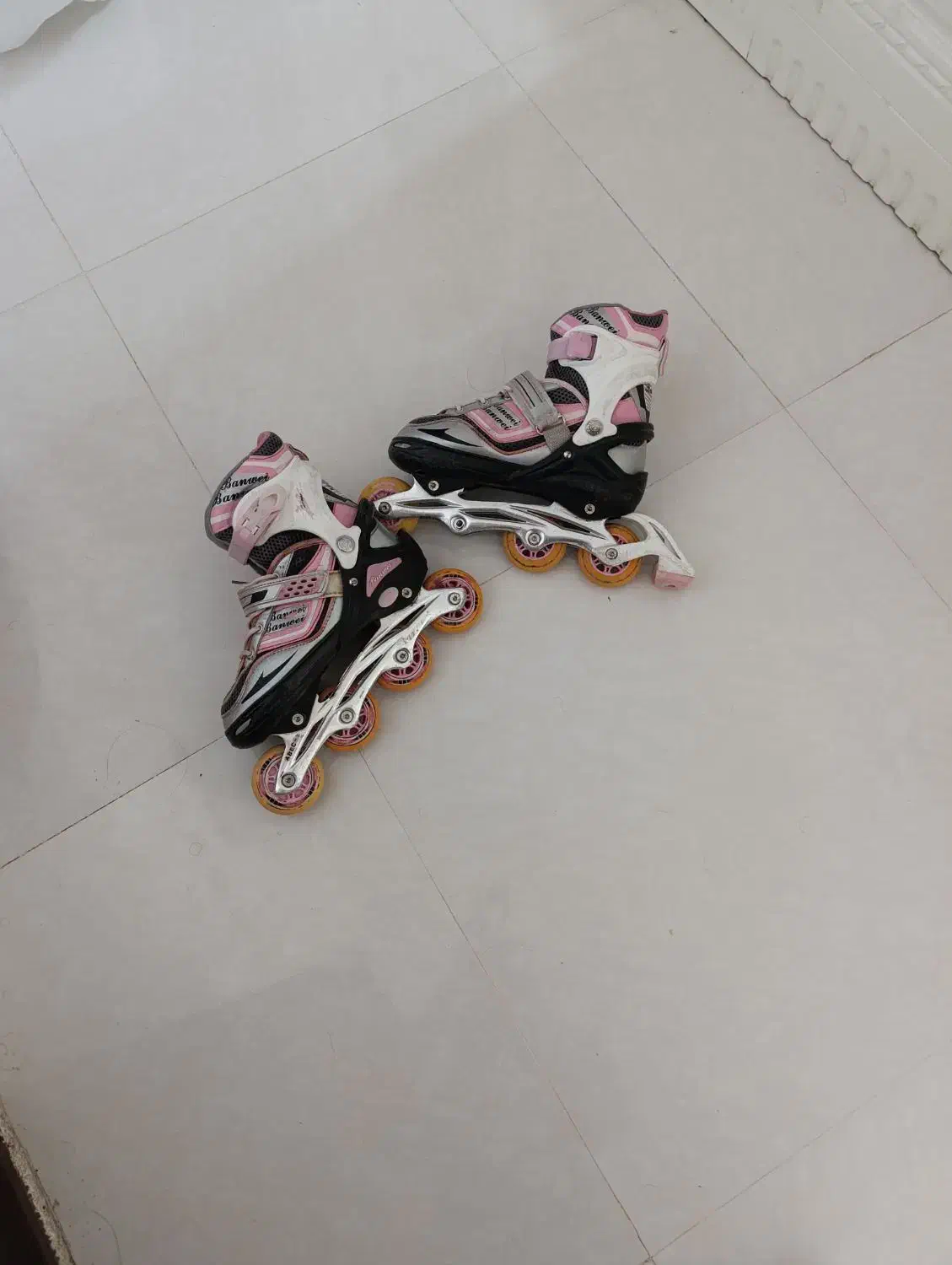 کفش اسکیت و کناره. فرش دو. در چهار. دو. عدد|دوچرخه، اسکیت، اسکوتر|تربتحیدریه, پائین ولایت|دیوار