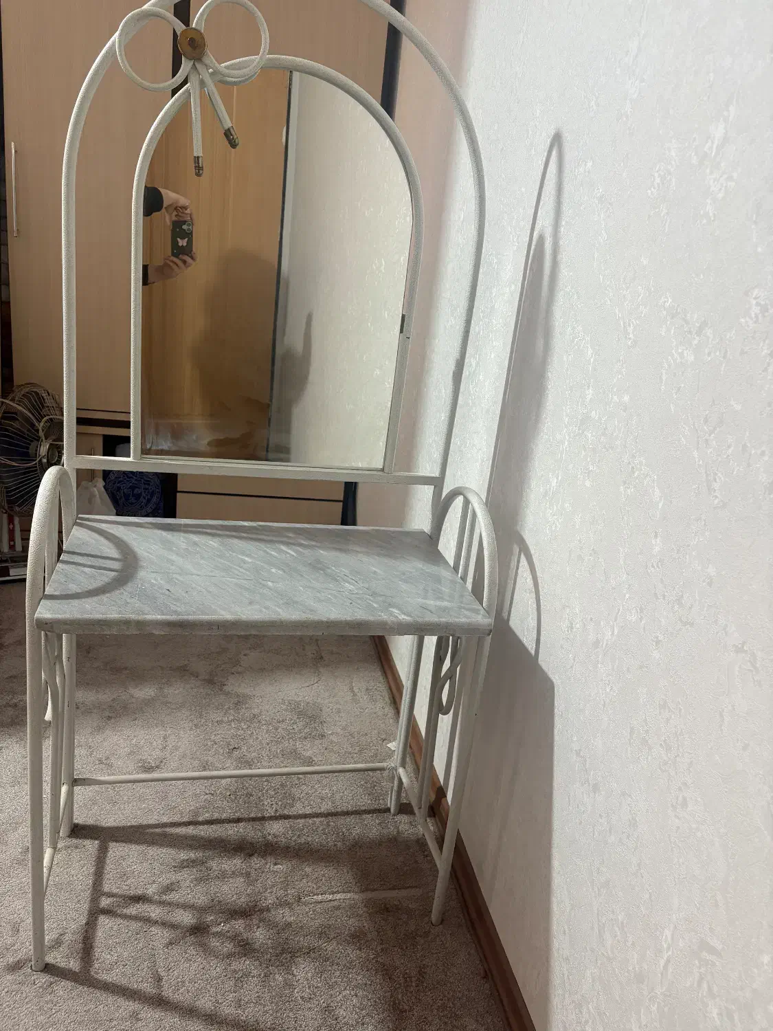 آینه فلزی با سنگ‌مرمر|آینه|رباط‌کریم, رباط‌کریم|دیوار