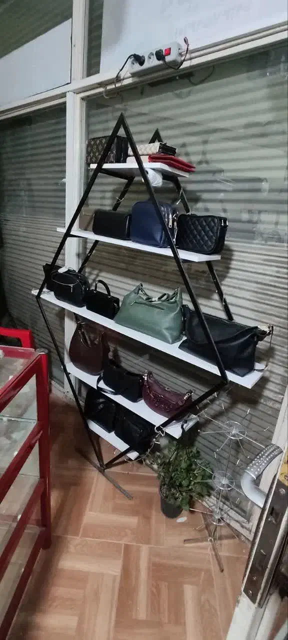 تعدادی مانکن، ویترین کم جا،میز پیشخوان|فروشگاه و مغازه|میانه, |دیوار