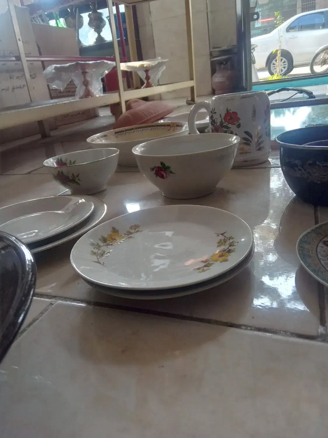 ظروف چینی و شیشه ای بیشترش قدیمی|ظروف سرو و پذیرایی|گرگان, |دیوار