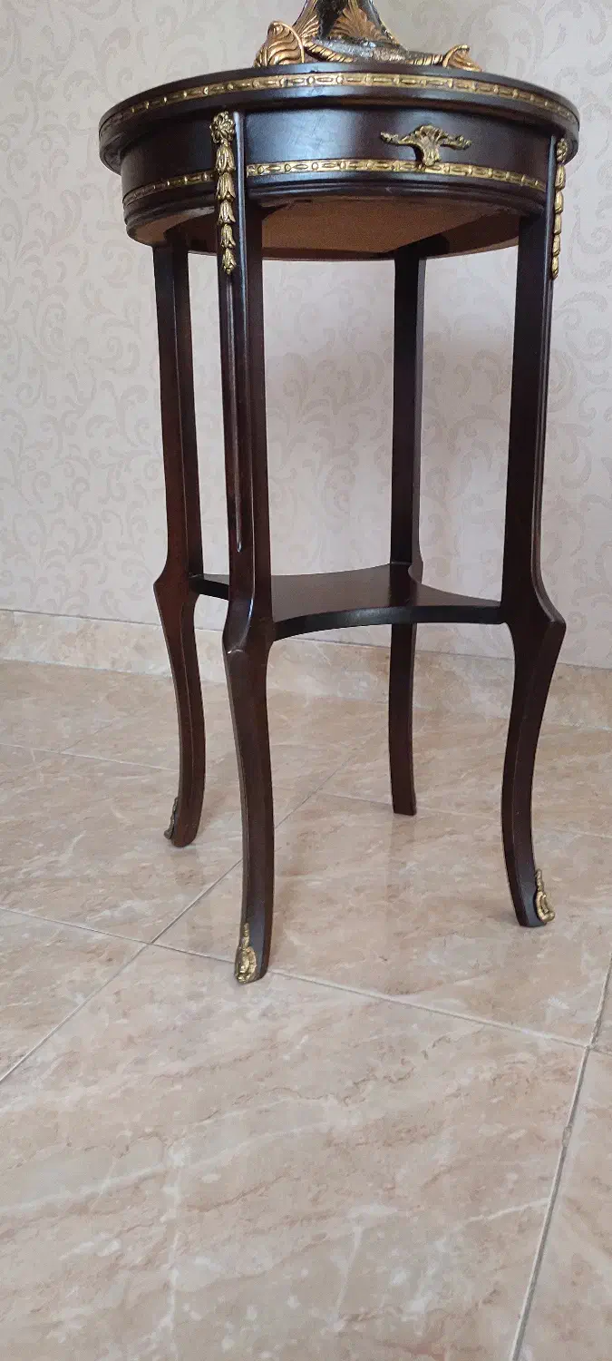 آباژور و میز چوبی زیر آن|چراغ خواب و آباژور|اصفهان, سپاهانشهر|دیوار