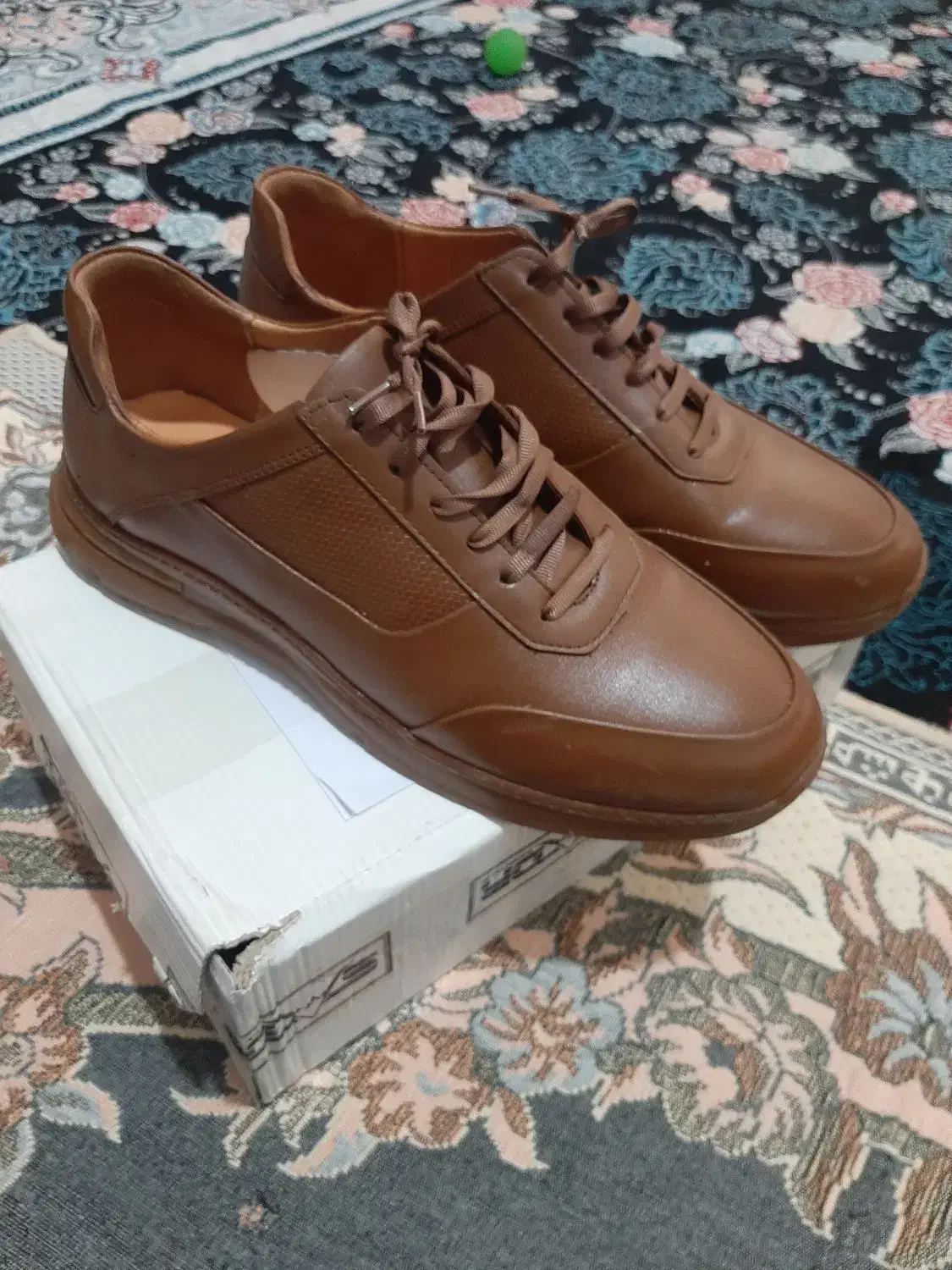 کفش|کیف، کفش، کمربند|صحنه, |دیوار