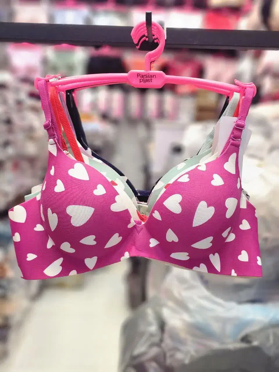 سوتین قلبی|لباس|قم, شهر قائم|دیوار