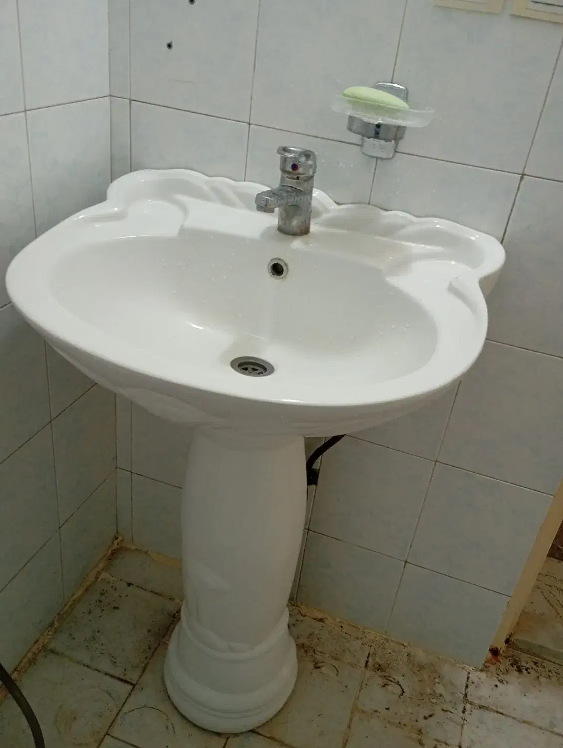 روشویی کامل همراه با شیر اهرمی سالم و بدون نقص|لوازم سرویس بهداشتی|اندیشه, اندیشه فاز ۱|دیوار