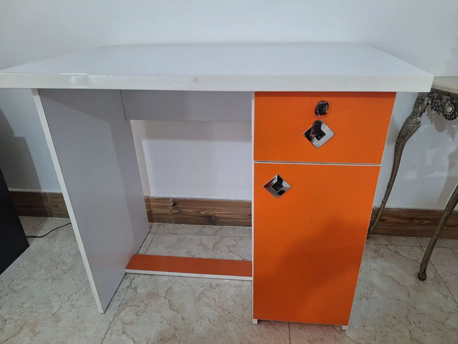 میزتحریر|میز تحریر و کامپیوتر|کومله, |دیوار