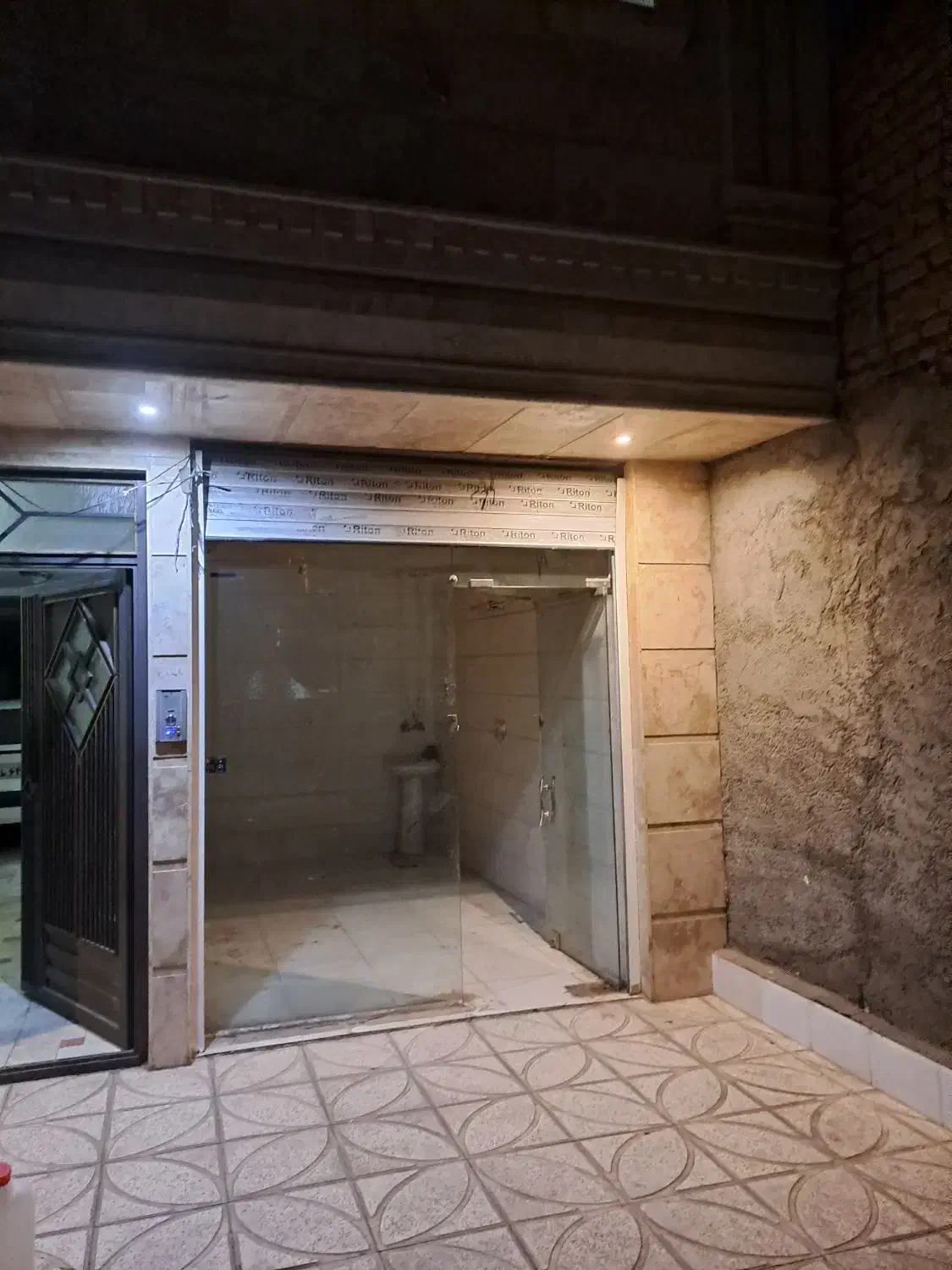 یک باب مغازه دارای آب برق گاز به متراژ۱۰متر اجاره|اجارهٔ مغازه و غرفه|قم, نیروگاه|دیوار