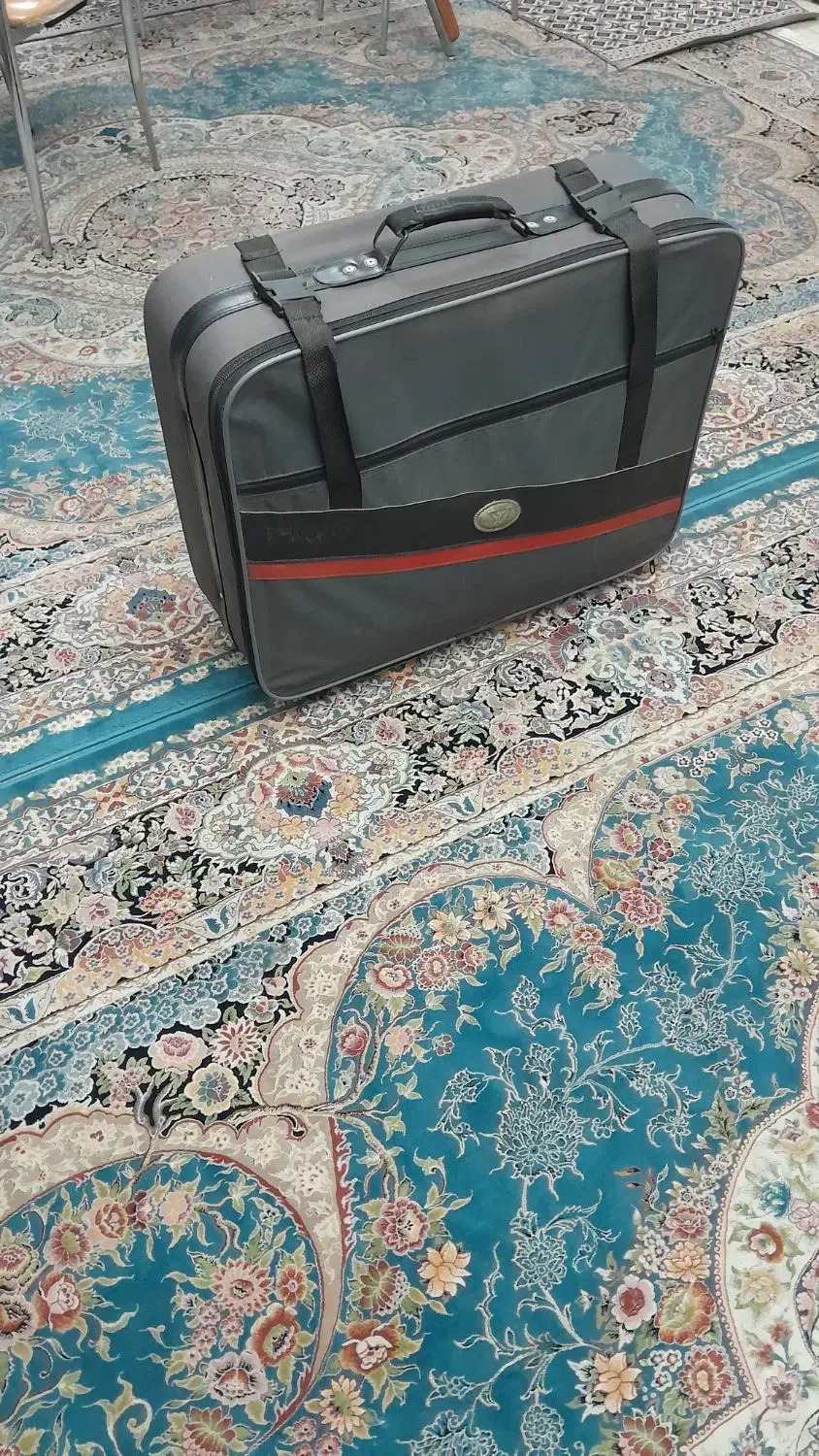 چمدان مسافرتی|کیف، کفش، کمربند|اندیشه, پرنیان|دیوار