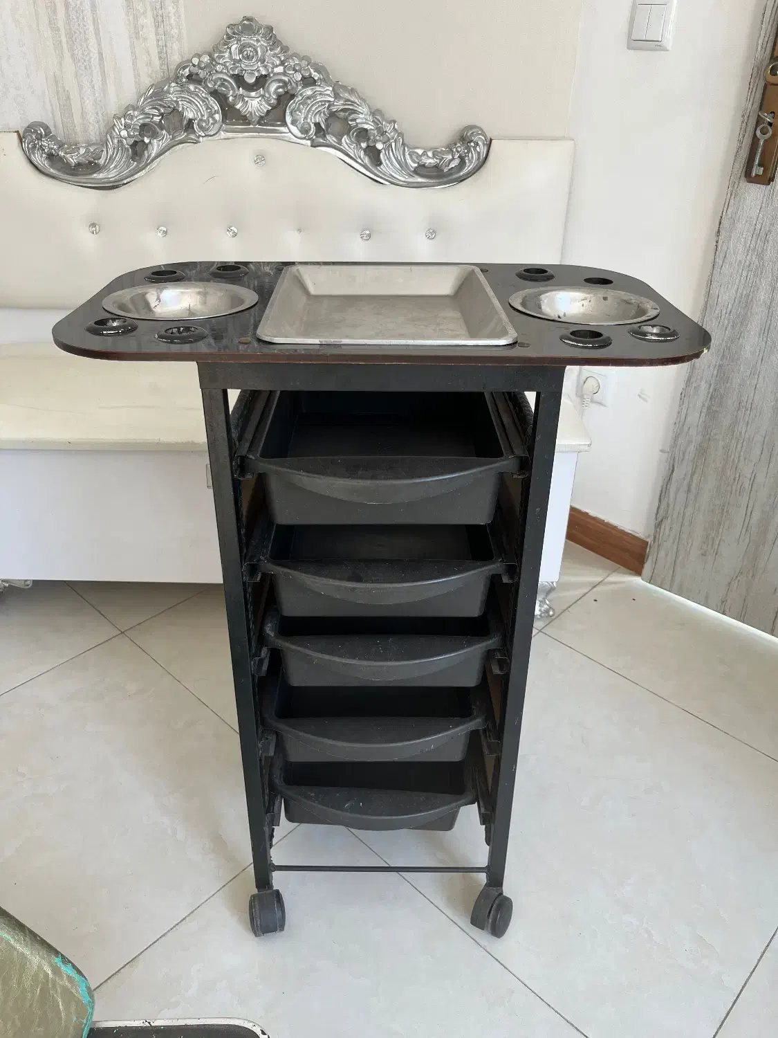 دو عدد ترولی|آرایشگاه و سالن‌های زیبایی|رامسر, |دیوار