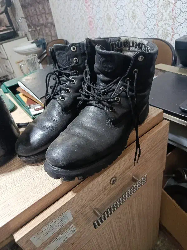 پوتین بزرگ پا|کیف، کفش، کمربند|سلماس, |دیوار