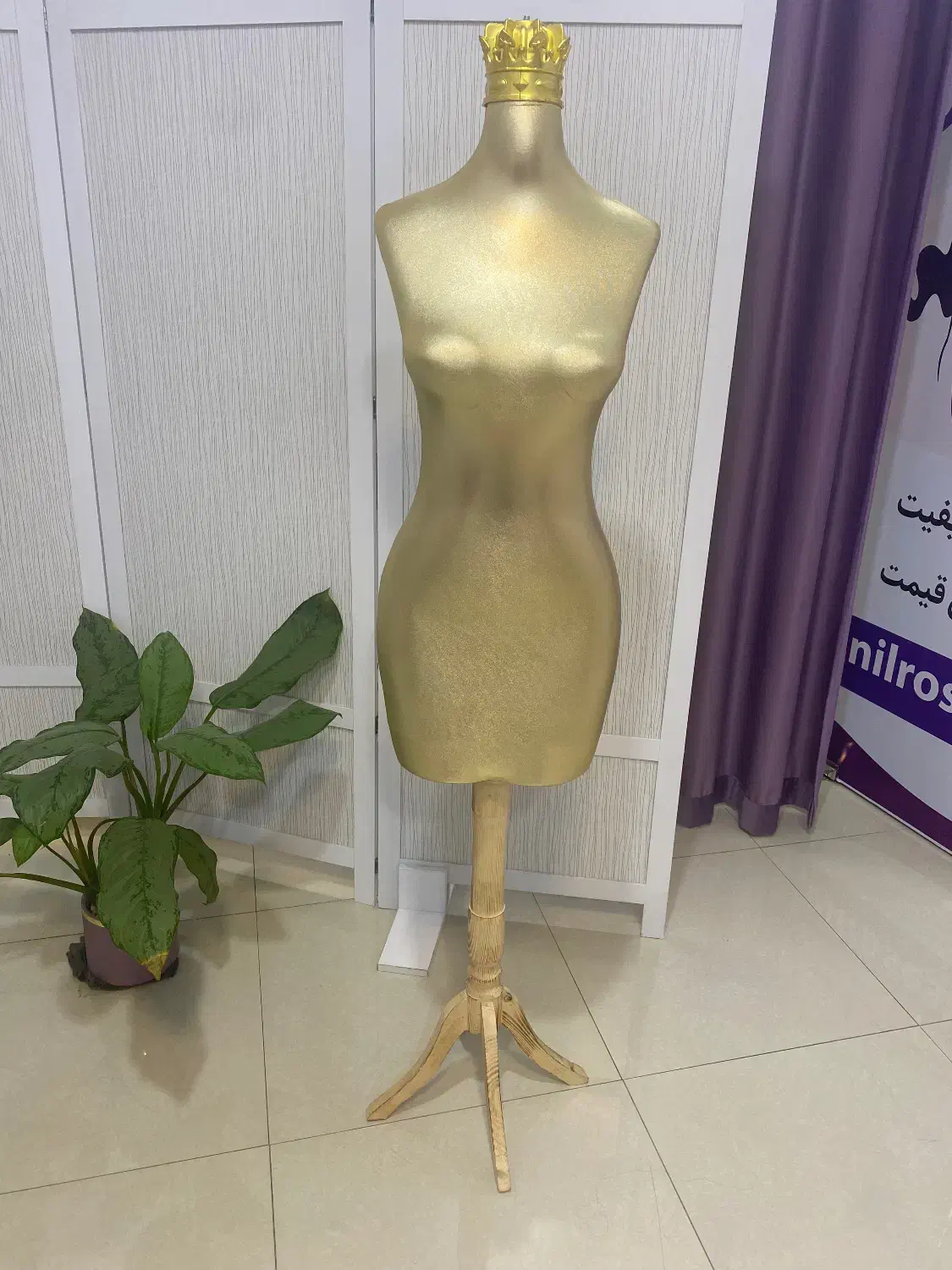 مانکن طلایی در حد نو|فروشگاه و مغازه|قم, حاج زینل|دیوار