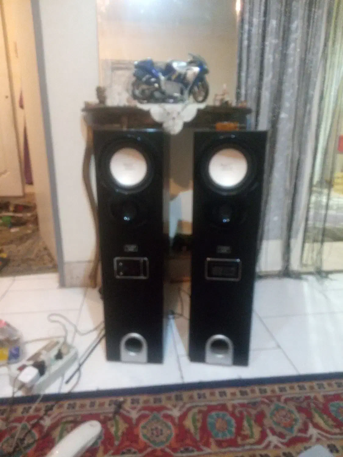 اسپیکر بزرگ|سیستم صوتی خانگی|اندیشه, اندیشه فاز ۱|دیوار