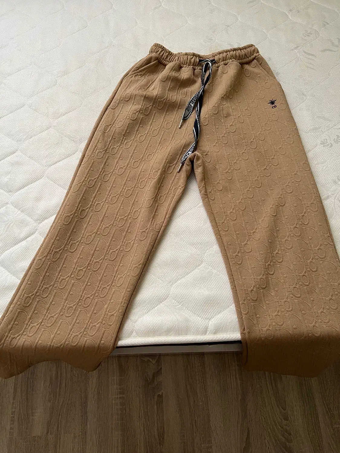 ست لباس|لباس|رشت, امین الضرب|دیوار