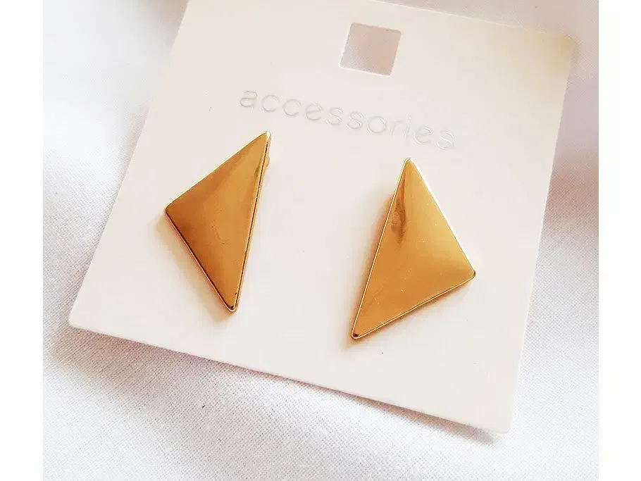 گوشواره میخی تکی مثلث طلایی مینیمال|بدلیجات|زاهدان, |دیوار