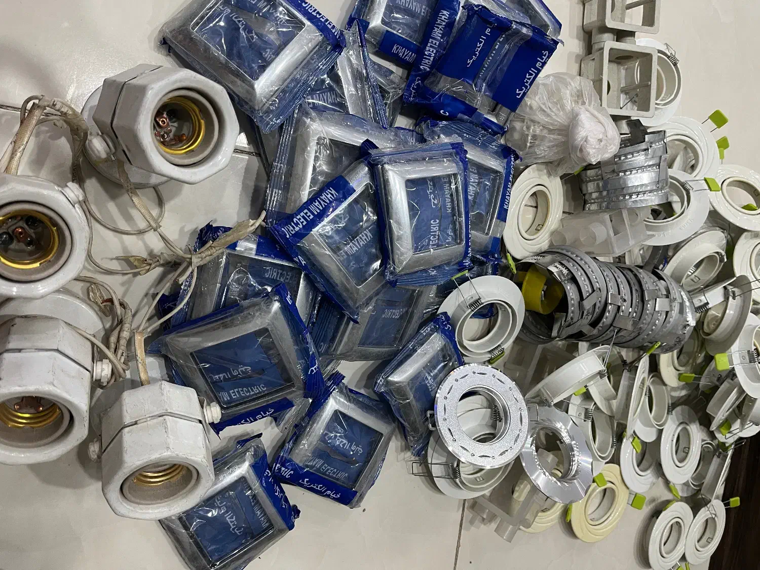 تعدادی کلیدپریض قاب هالوژن سرپریچ مترحک دیوار سقفی|لامپ و چراغ|کرج, حصارک بالا|دیوار