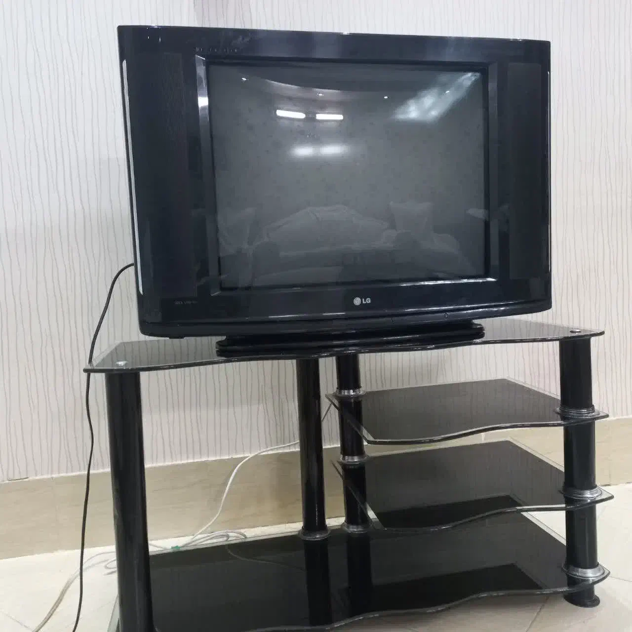 تلویزیون ال جی بیست و چهار اینچ همراه میز|تلویزیون و پروژکتور|بیرجند, |دیوار