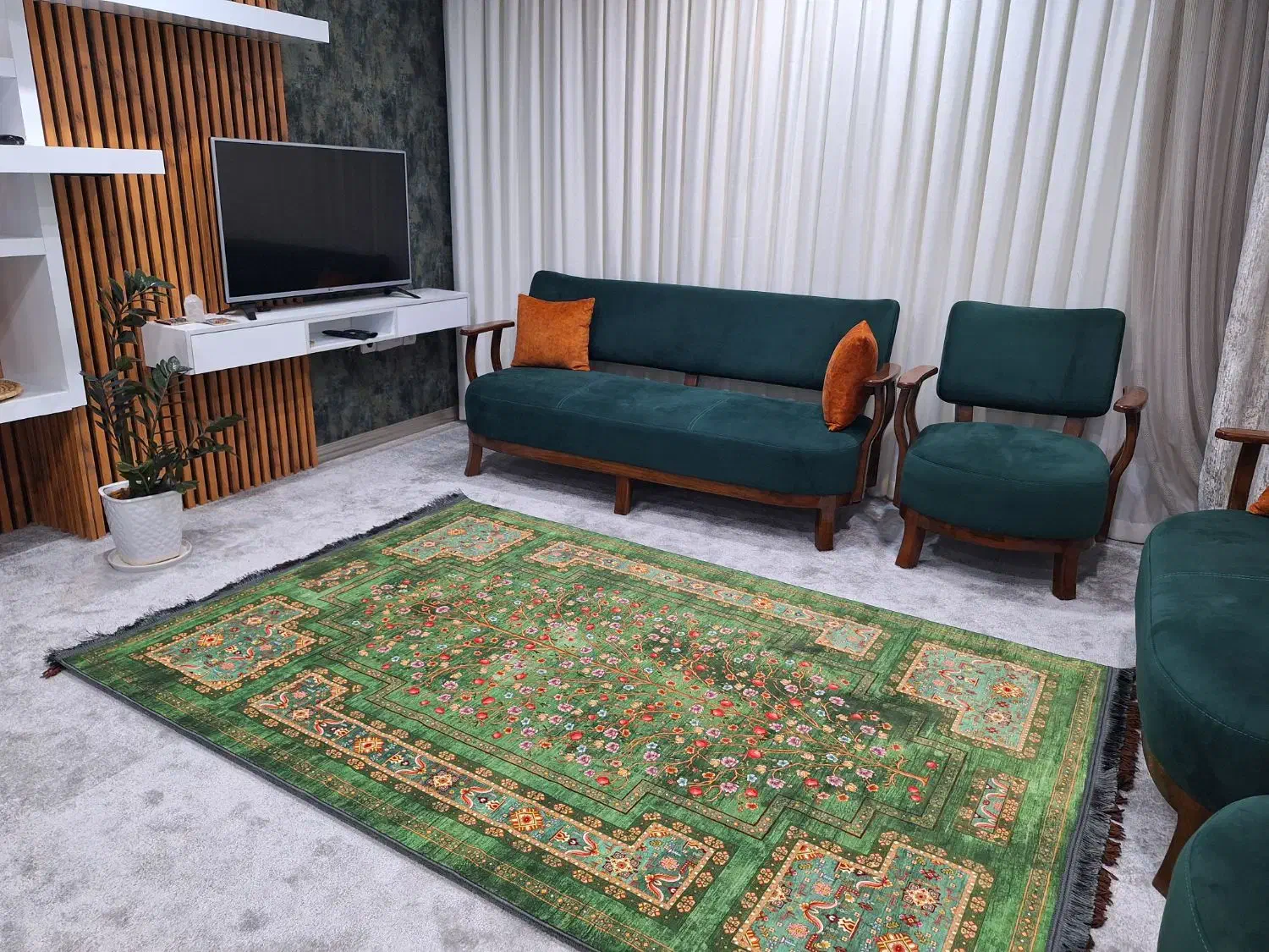 فرش کلکسیونی سبز درباری|فرش|اصفهان, کوی شهید کشوری|دیوار