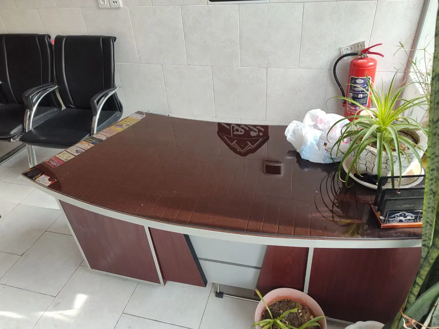 میز مدیریتی|دفتر کار|رباط‌کریم, رباط‌کریم|دیوار