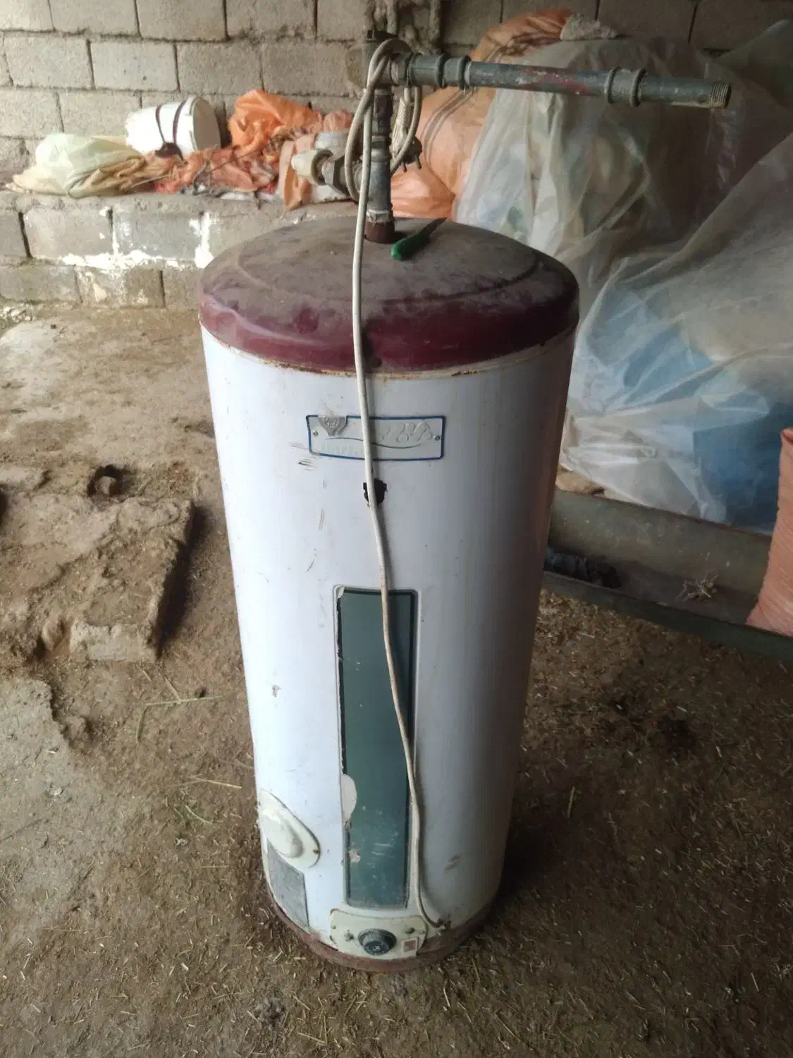 یک آب گرمکن برقی|آبگرمکن، پکیج، شوفاژ|شوشتر, |دیوار