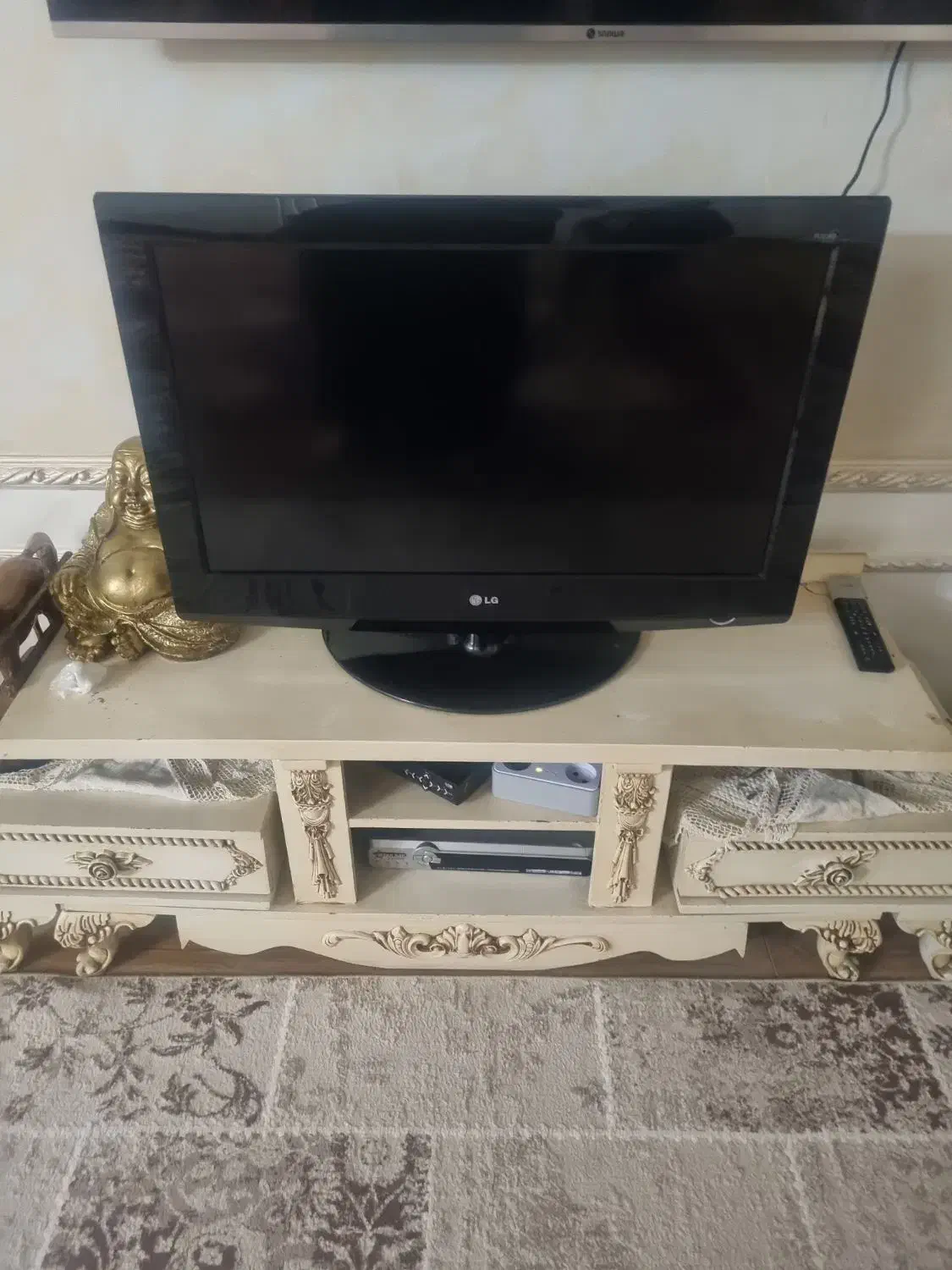 یک عدد تلویزیون با میز تلویزیون|تلویزیون و پروژکتور|اردبیل, |دیوار