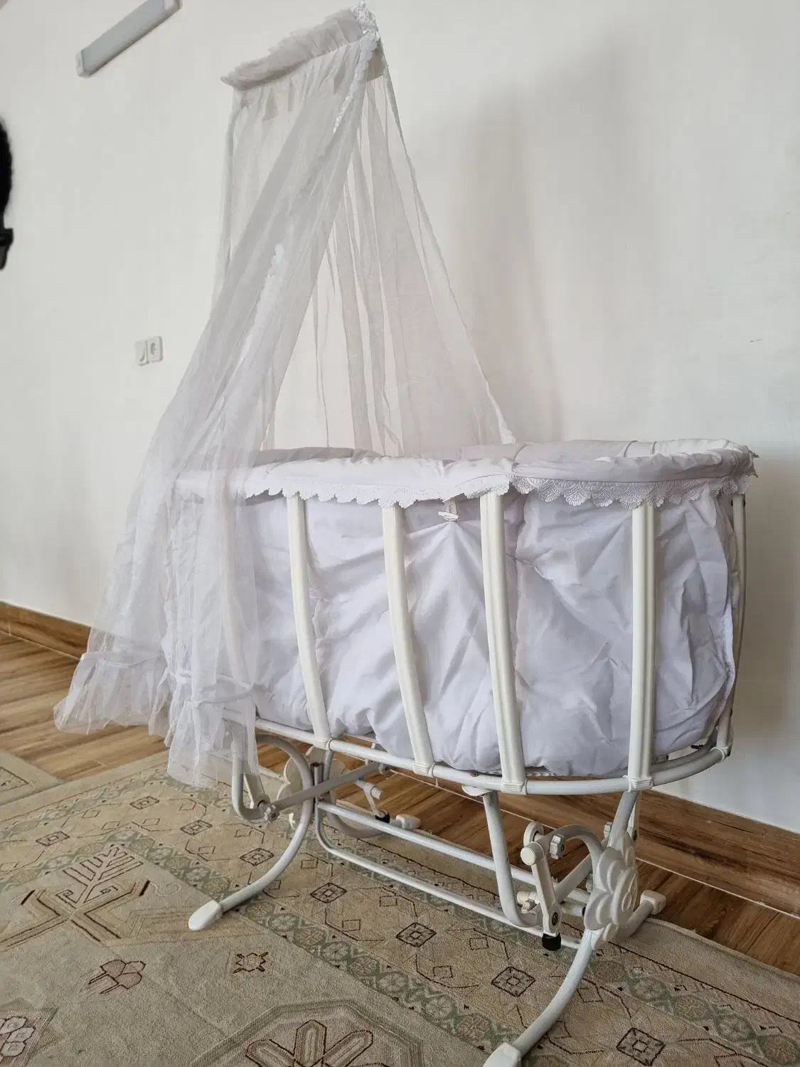 گهواره کنار مادر|تخت و صندلی بچه|دلند, |دیوار