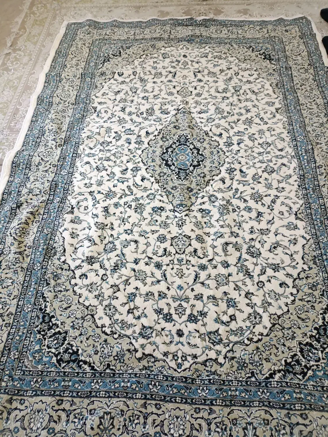 فرش 6متری کاملا سالم بدون لک از داخل عکس مشخصه|فرش|لشت نشا, |دیوار