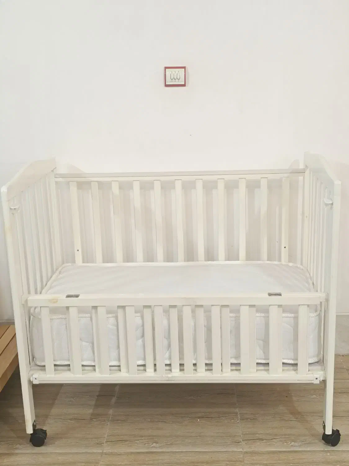 تخت کنار مادر به همراه تشک طبی|تخت و صندلی بچه|شیراز, شهرک گلستان شمالی|دیوار