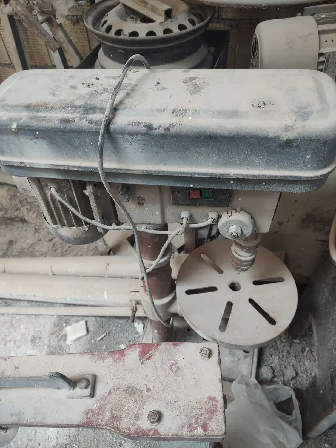 آره صندوقی .دریل .دو عدد دینام صنعتی|ماشینآلات صنعتی|اهرم, |دیوار