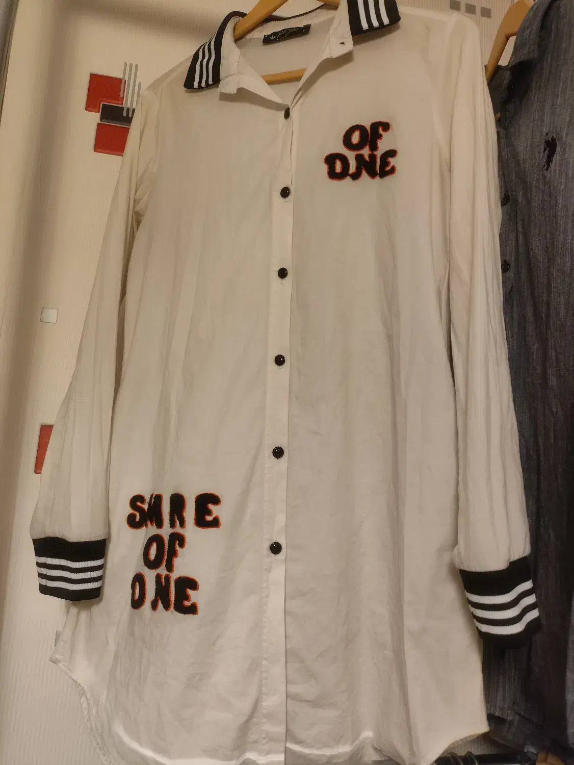 روپوش|لباس|تهران, کاج|دیوار