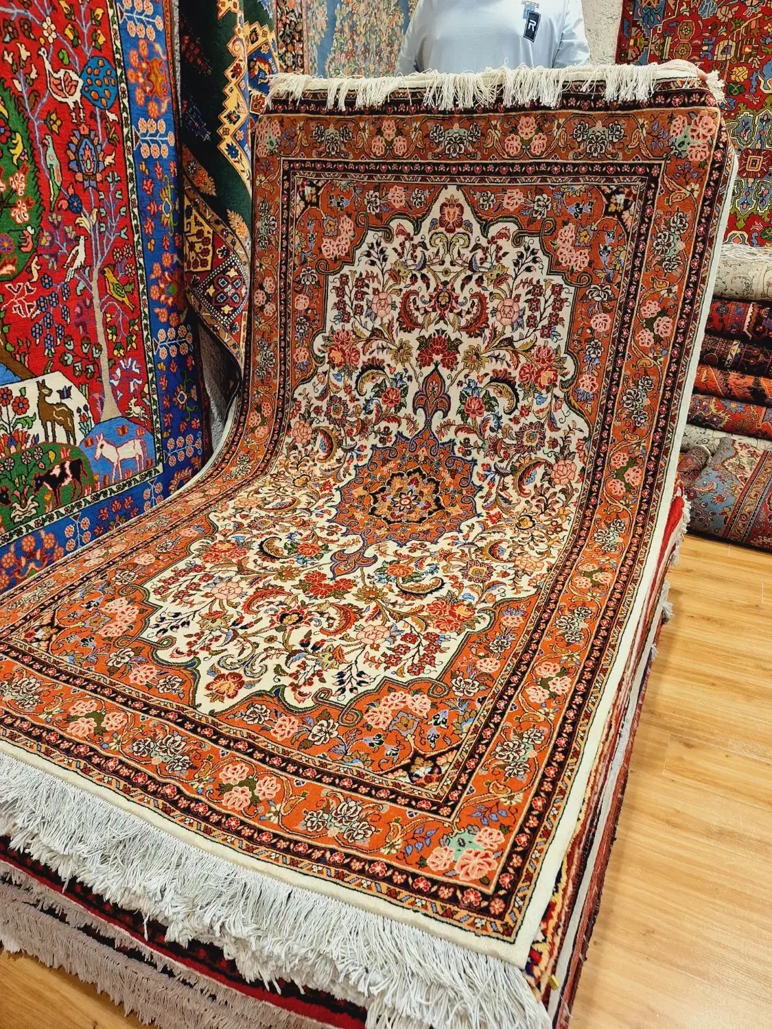 قالیچه دستباف آهنین زمینه روشن|فرش|تهران, اکباتان|دیوار