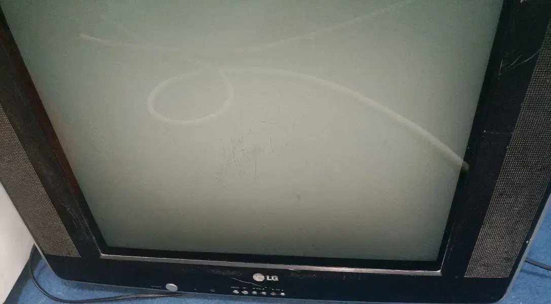 حراجی یه تلویزیون 21اینچ سالم در حد نو|تلویزیون و پروژکتور|کرمان, |دیوار