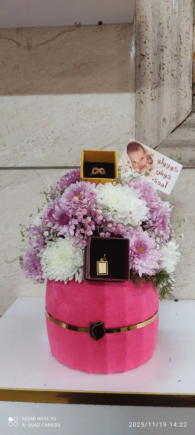 ماشین عروس بله برون دسته گل پول باکس نوزادی|گل و گیاه طبیعی|یزد, |دیوار