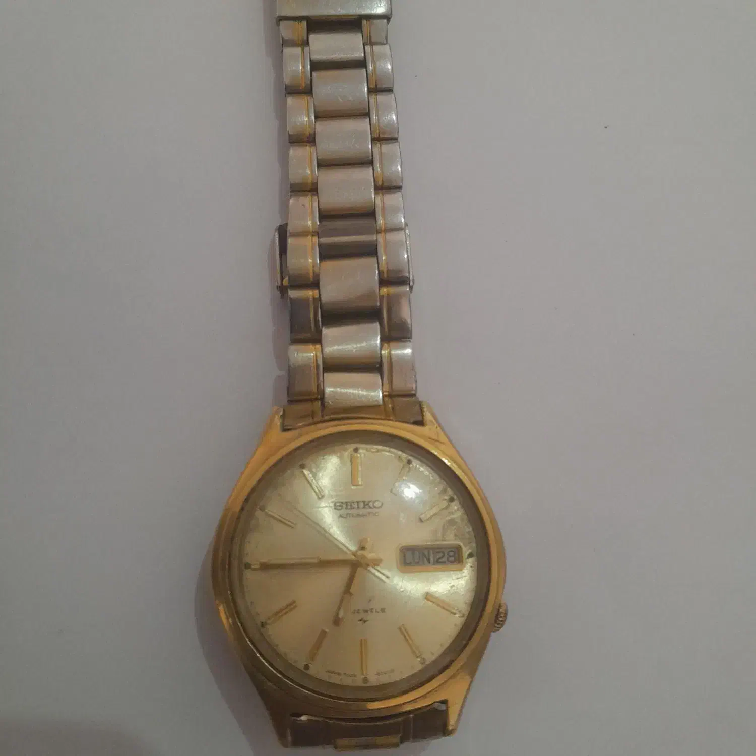 ساعت سیکو آنتیک|ساعت|ری, بی‌بی شهر بانو|دیوار