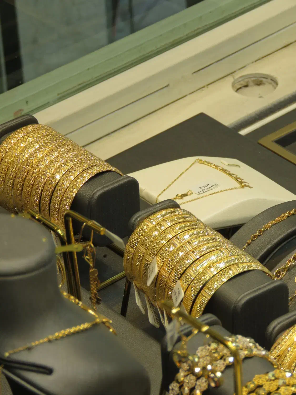 گالری طلای قادری|جواهرات|اصفهان, شیخ طوسی|دیوار