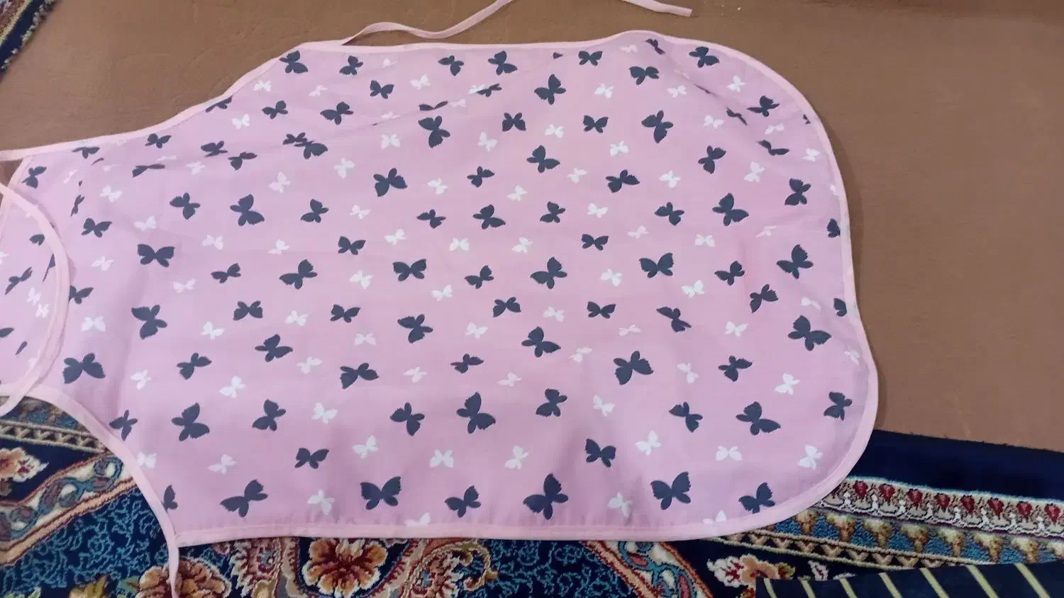 چندعددپیش بند با یک جفت کفش|کفش و لباس بچه|اسدآباد, |دیوار