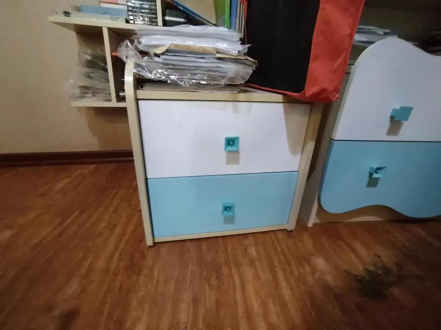 کمد رنگ آبی سفید با یک عدد میز کشویی و کمد کوچک|جاکفشی، کمد، دراور|آستارا, |دیوار