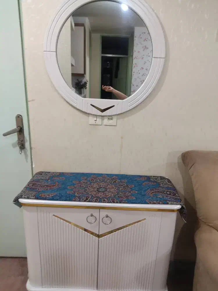 جاکفشی و آینه کاملا نو شیری رنگ بدون خط و خش|جاکفشی، کمد، دراور|اندیمشک, |دیوار
