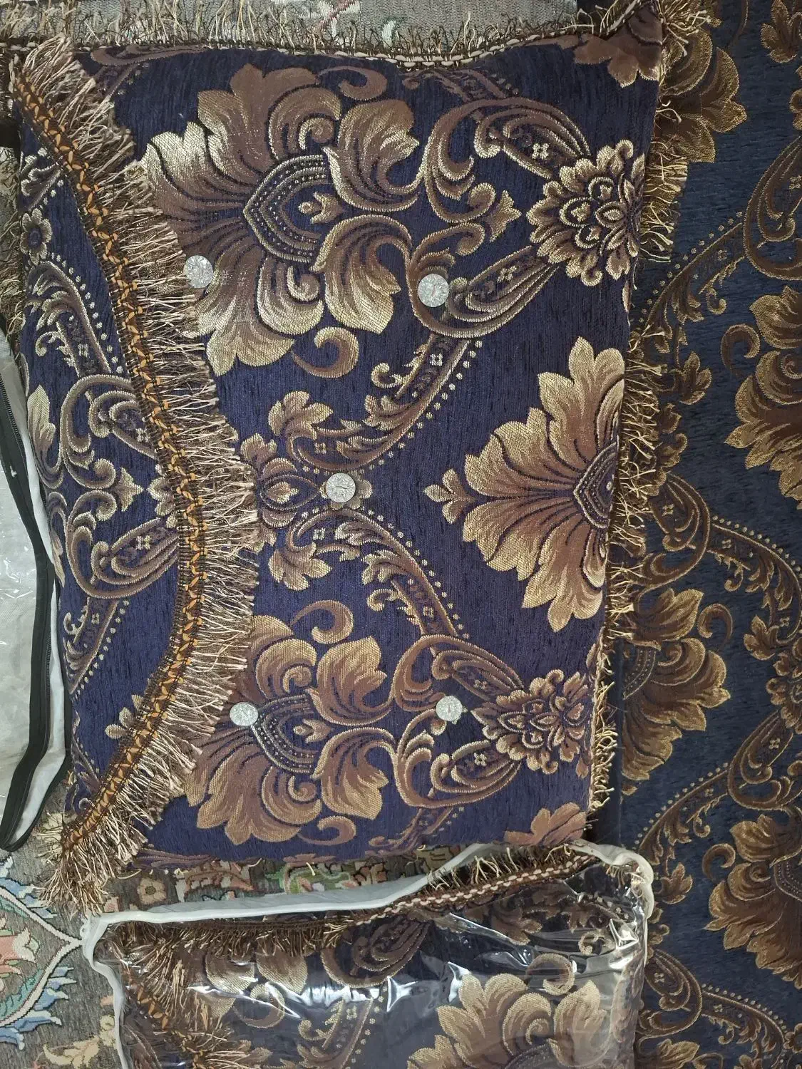 پشتی شاه نشین نو و استفاده نشده|پشتی|اصفهان, کوی نرگس|دیوار