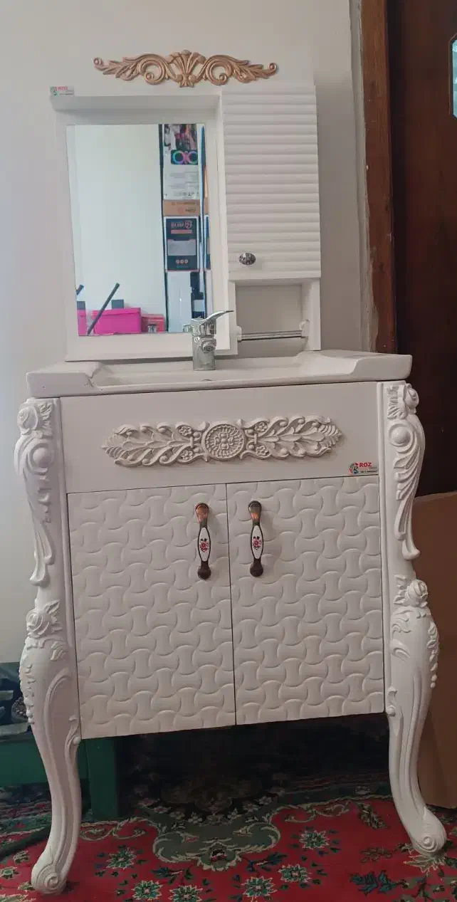 روشویی و کمد روشویی همراه با آینه در حد نو تمیز|لوازم سرویس بهداشتی|شهرکرد, |دیوار