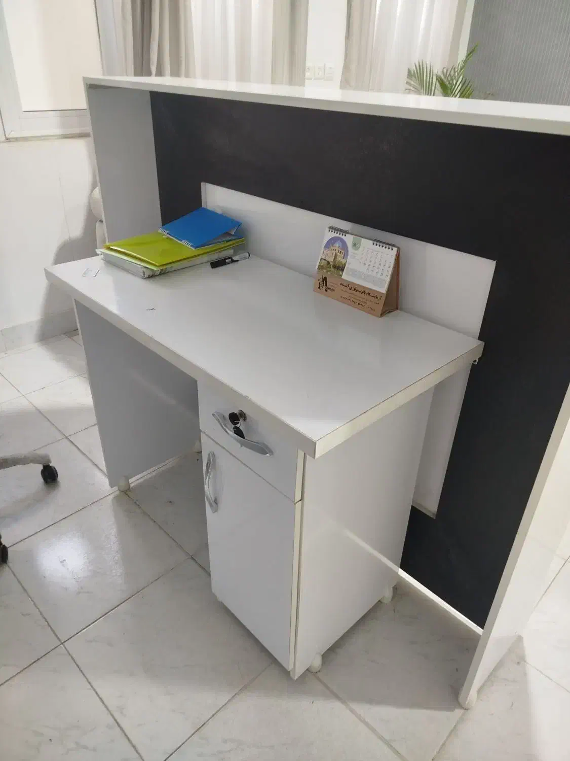 میز و صندلی در حد نو|مبلمان اداری|مهاباد (آذربایجان غربی), |دیوار