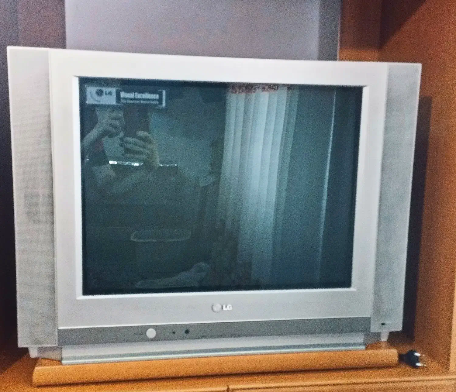 تلویزیون ال جی اصل کره و میز تلویزیون|تلویزیون و پروژکتور|قزوین, |دیوار