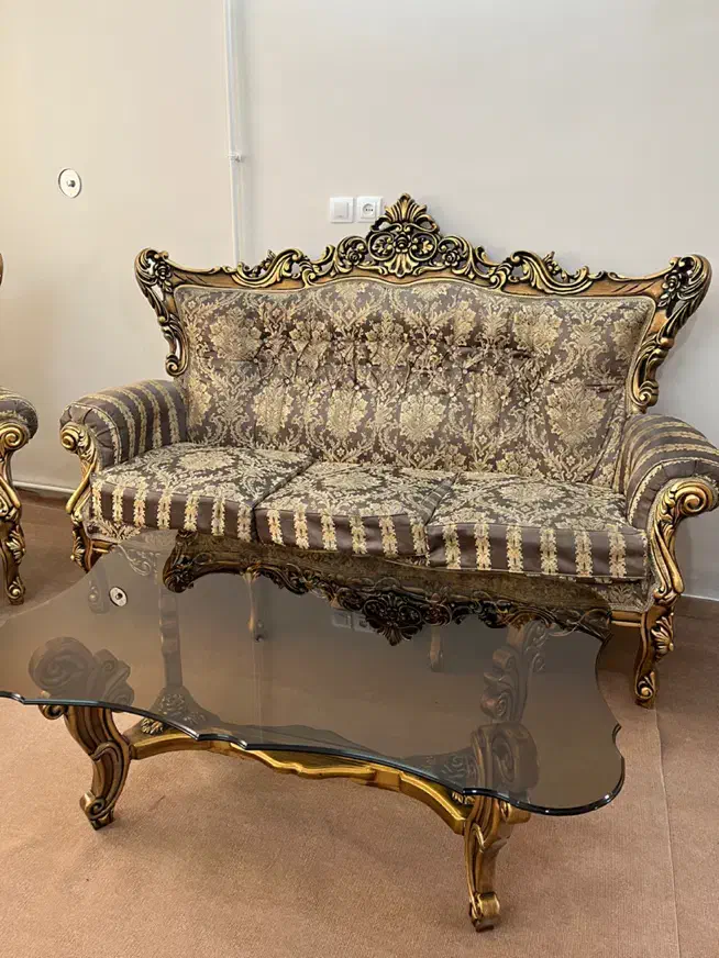 مبلمان نه نفره چوب گردو تر و تمیز و مرتب با عسلی|مبلمان خانگی و میز عسلی|زنجان, |دیوار