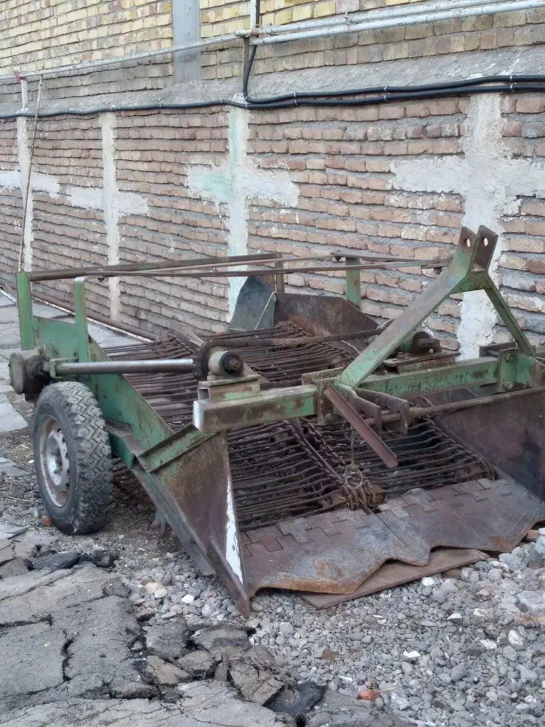 یک عدد دستگاه سیب زمینی برداشت کن به فروش می رسد|ماشینآلات صنعتی|اردبیل, |دیوار