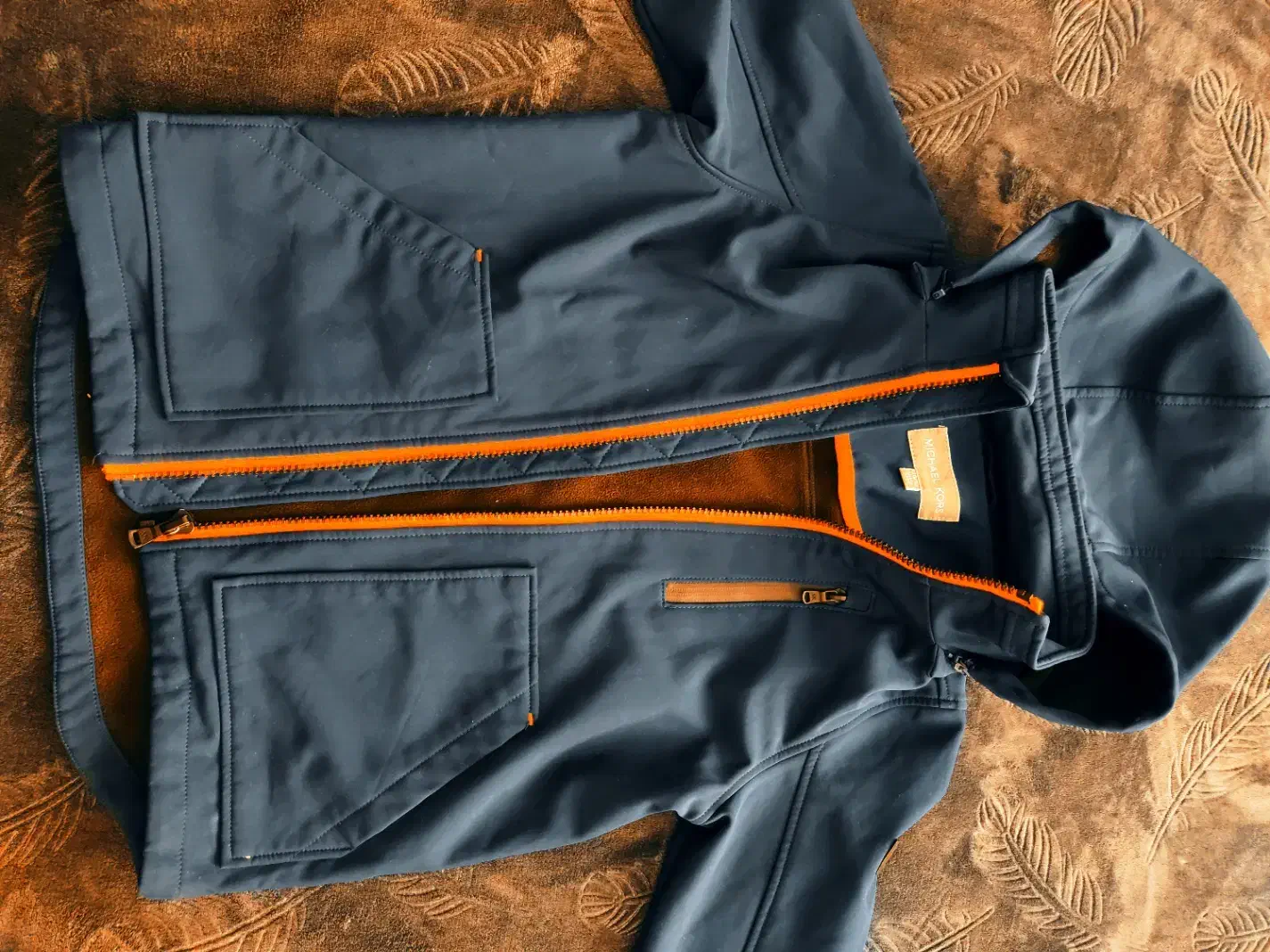 کاپشن|لباس|تهران, آهنگ|دیوار